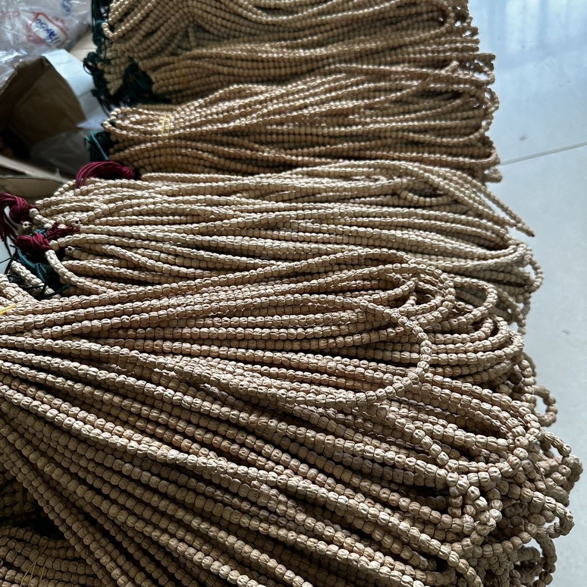 西藏热振柏香籽直切鬼脸纹顺纹龙脊原桩干净款108串脖挂加备籽