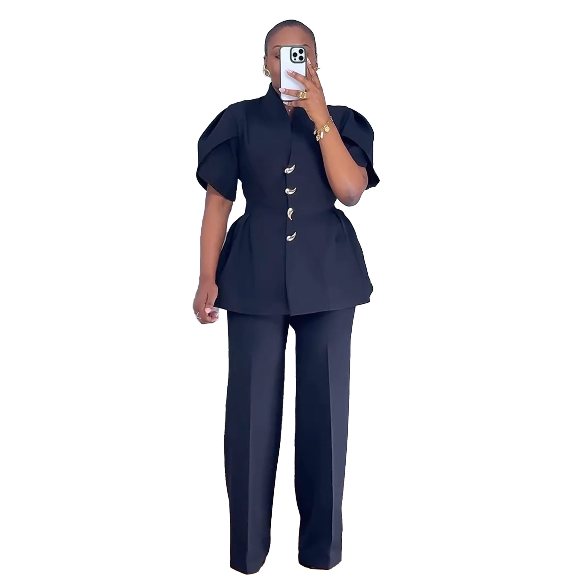 Completo elegante da donna a due pezzi con maniche a sbuffo e bottoni unici, ideale per occasioni formali e casual._voghion.com