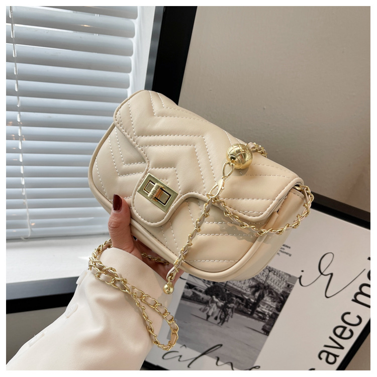 Simple Fashion Chain One-shoulder Women's Rhombus Embroidery Thread Messenger Bag 20*12*7cm display picture 1