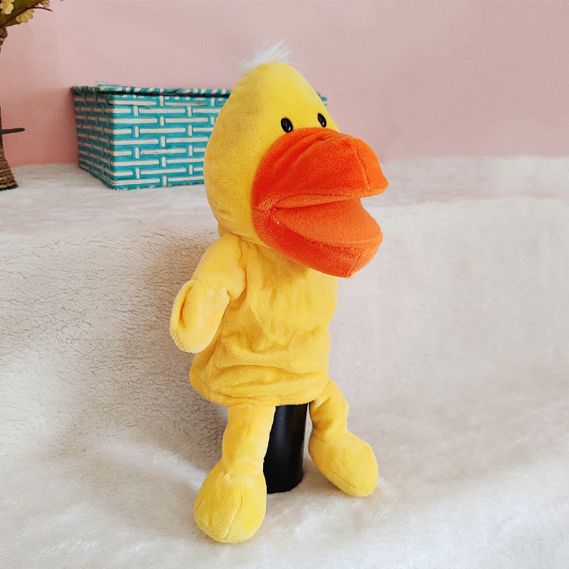 Pollito de cuerpo entero con la boca abierta