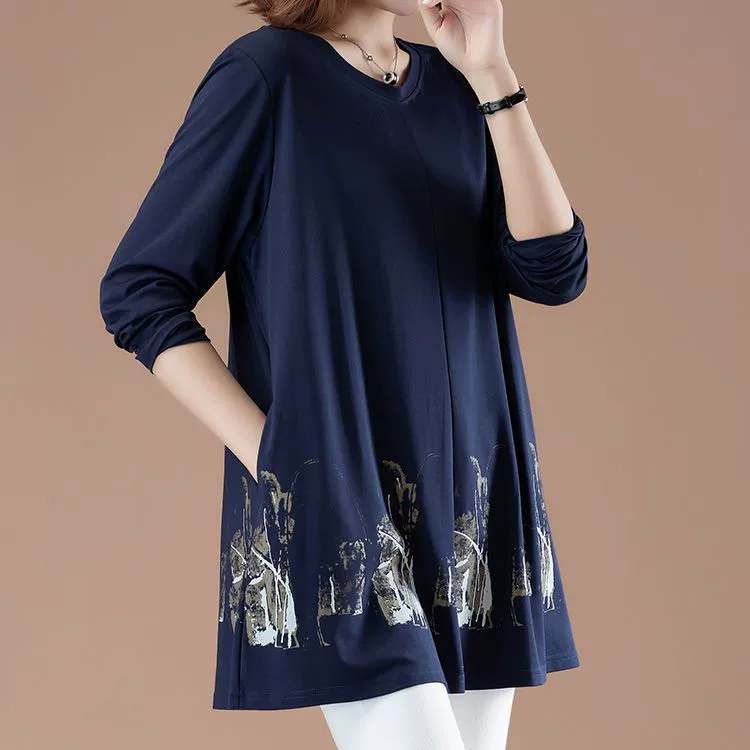 Мать средних лет весной и осенью большой размер средней и длинной свободной женской футболки, покрывающий живот, рубашка с толстым осенним пальто