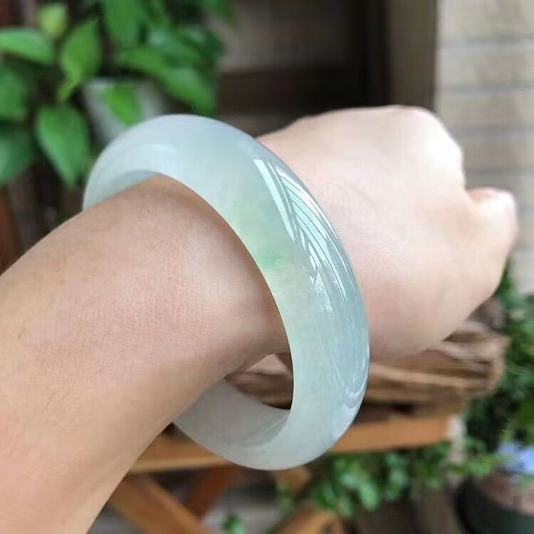 Vòng tay ngọc bích Miến Điện cao cấp, nước băng, phớt xanh nhạt, đường kính trong 54–64 mm chi tiết 4