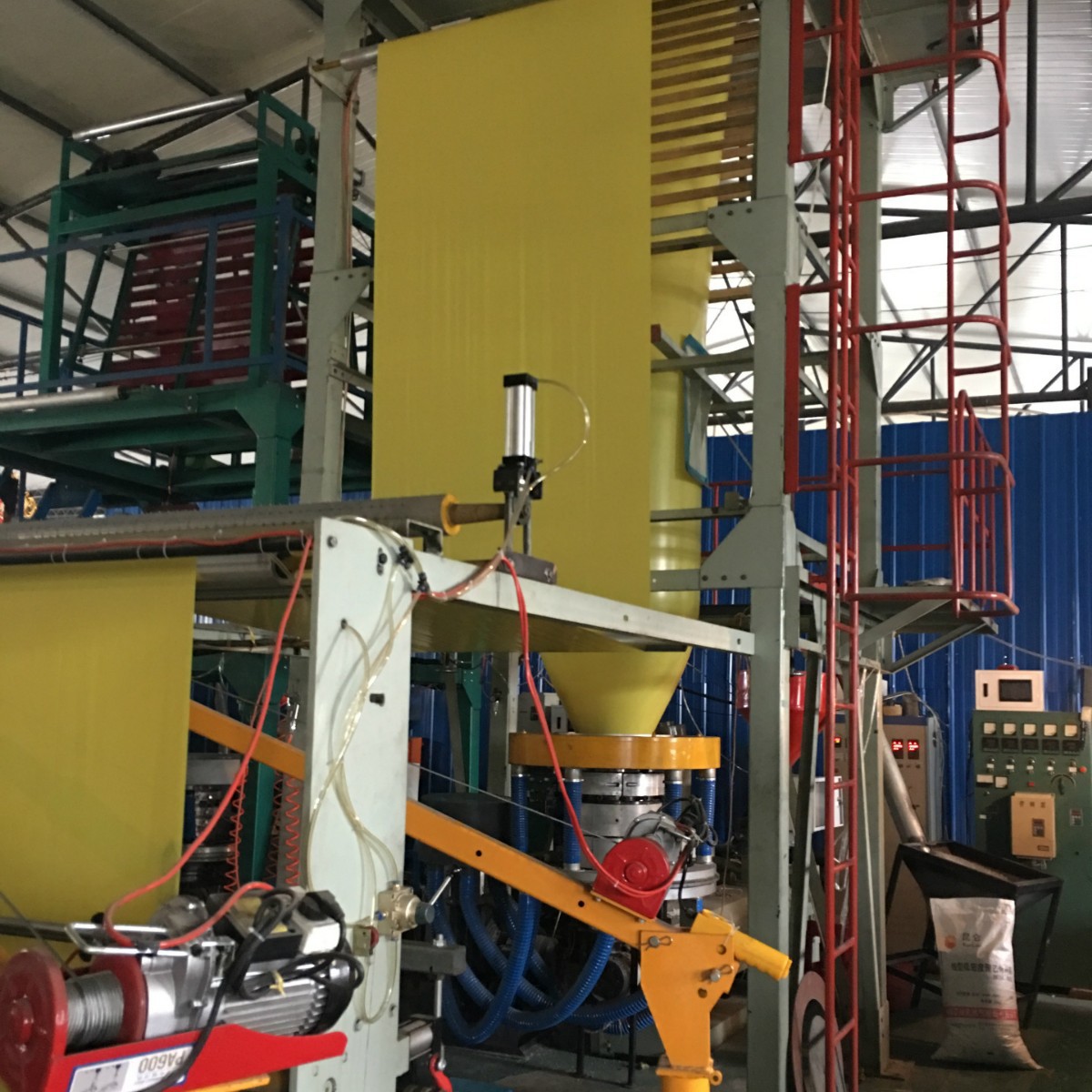 工业热缩膜保温棉外包装膜遮光外包装黄膜PE收缩膜印刷单片收缩膜