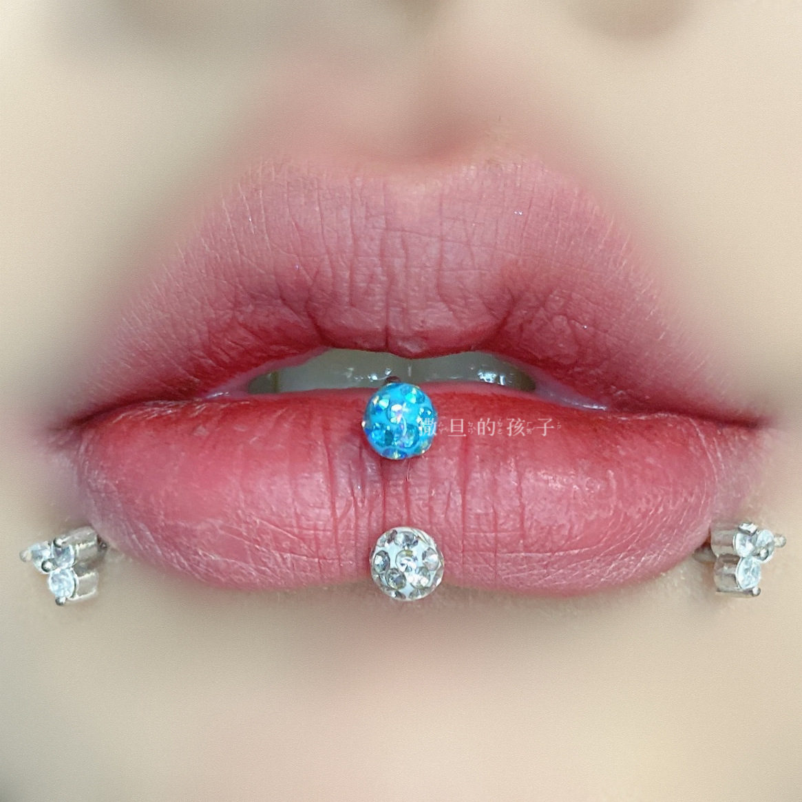 16G labret stud size and finish detail