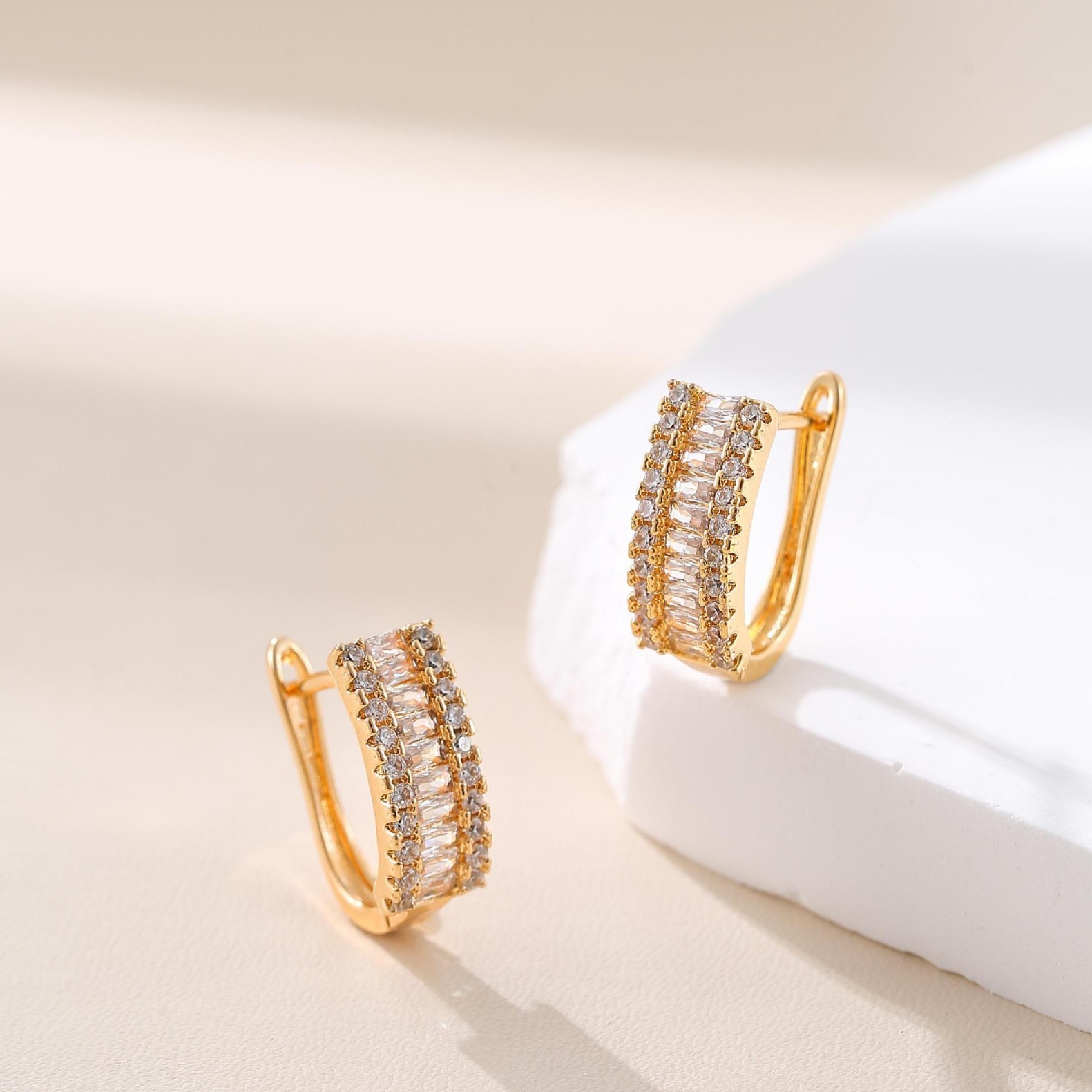 Transfronterizos micro-combustible ligero aretes de piedra de lujo nicho femenino diseño de pernos geométricos en el viento de pernos de orejas