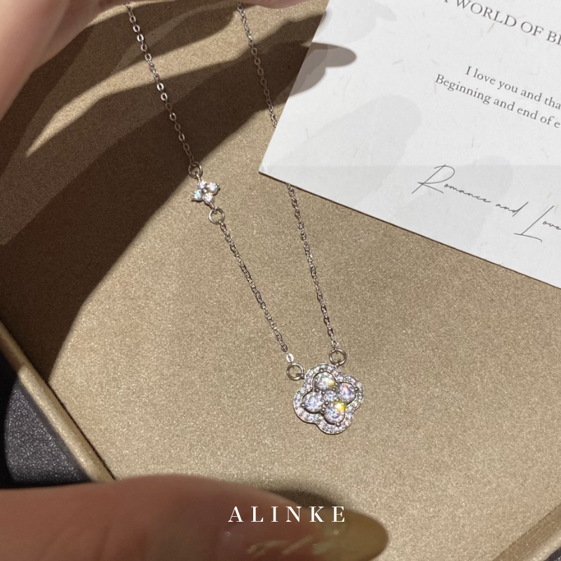 "Paris Night Song" Internet-Famous Four-Leaf Clover Necklace for Women, Light Luxury Niche High-End Clavicle Pendant, Gift for Best Friend