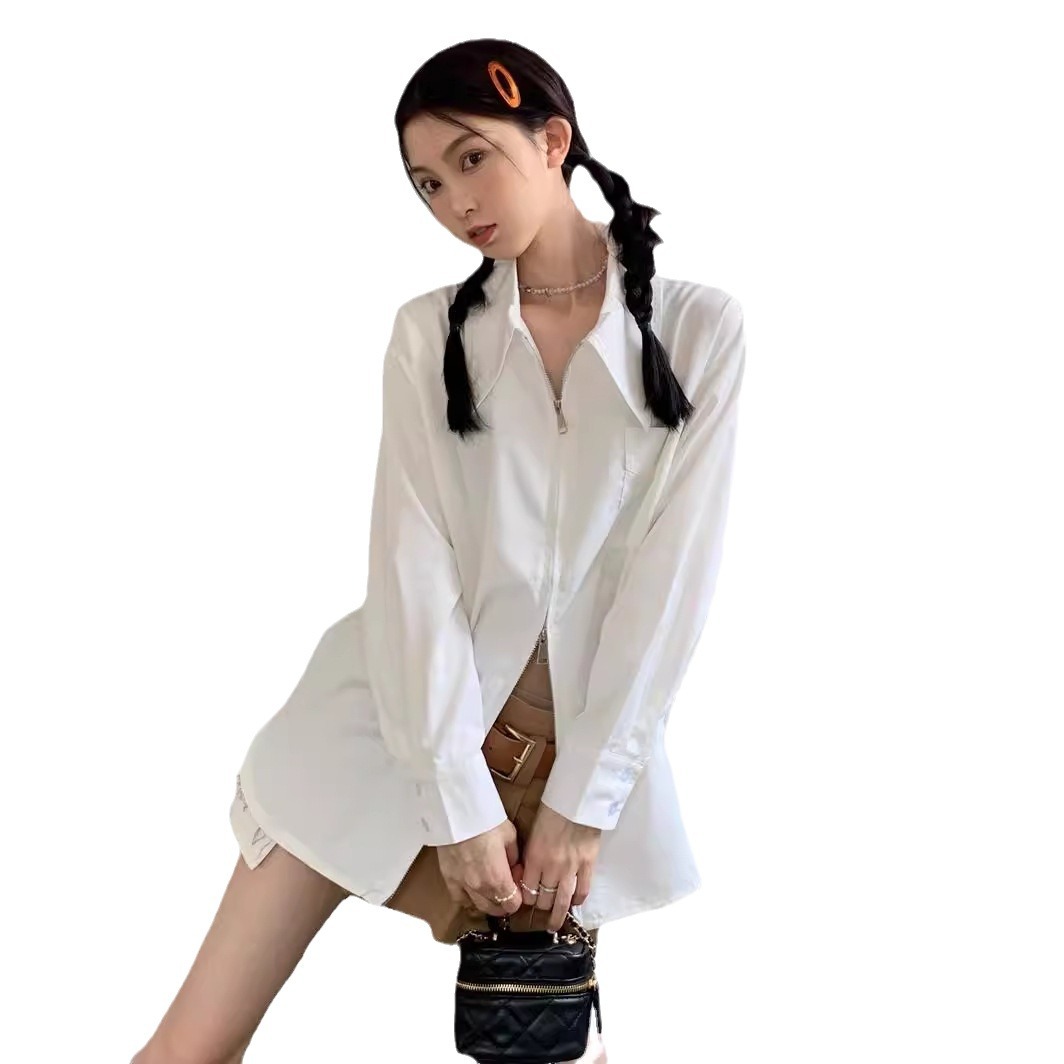 Chaqueta estilo Chanel blanca con doble cremallera, combinada con una nueva camiseta o camisa de verano para mujer, de corte holgado con cremallera.
