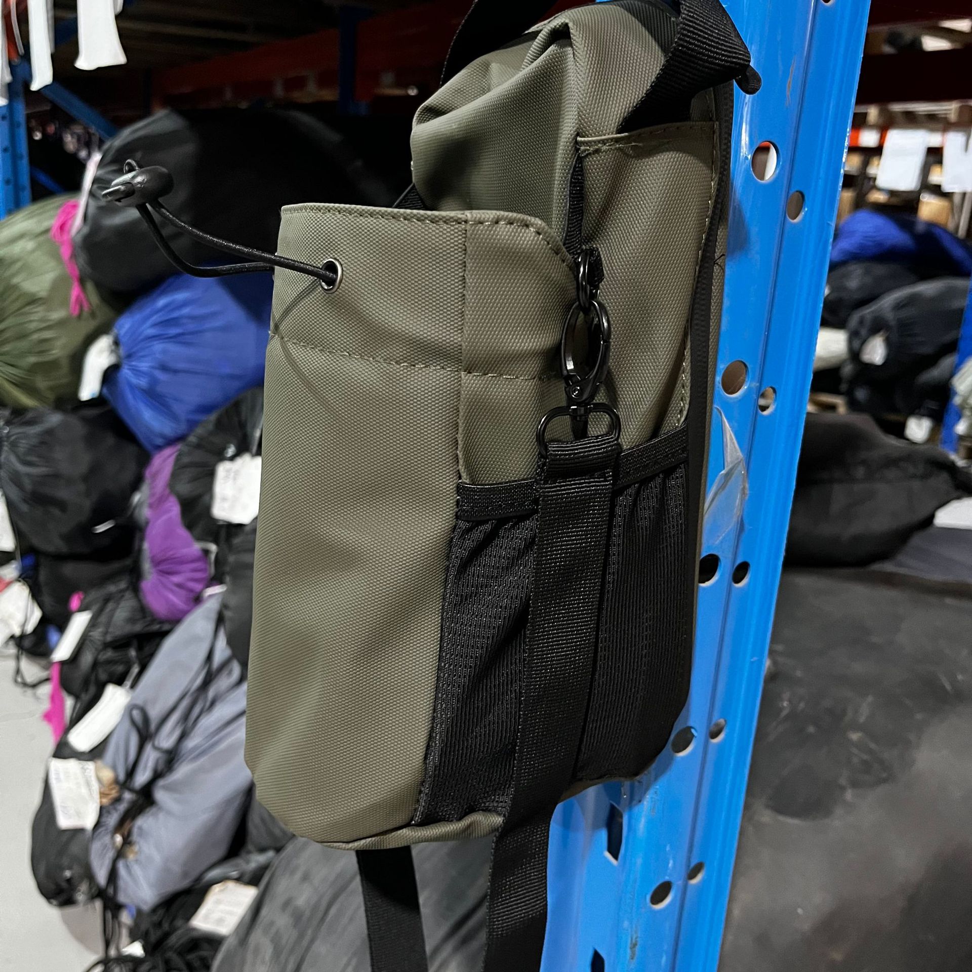 Venta caliente transfronteriza fitness paquete de olla de succión magnética taza de agua bolsa de mensajero gimnasio teléfono móvil llave bolsa de almacenamiento fuente spot