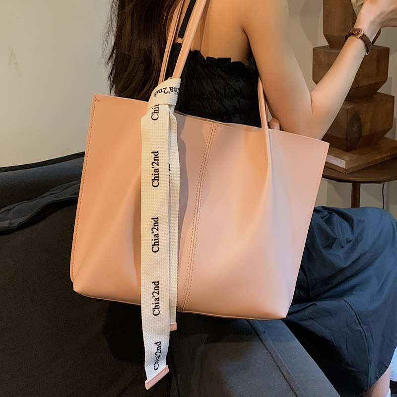 Fashionable Commuter Large Capacity 2023 New Women's High end and Western Style Versatile Shoulder Popular Tote Bag_voghion.com