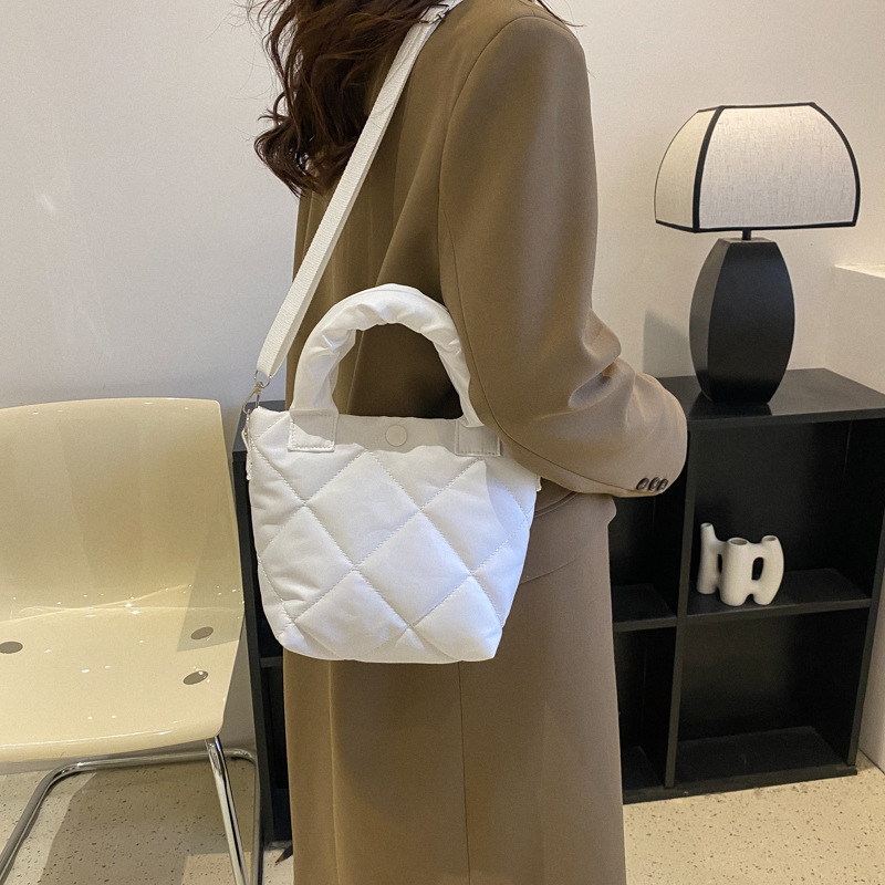 Bolso casual simple francés para mujeres 2023 primavera nueva moda simple bolso de cubo bolso de brazalete bajo mochila