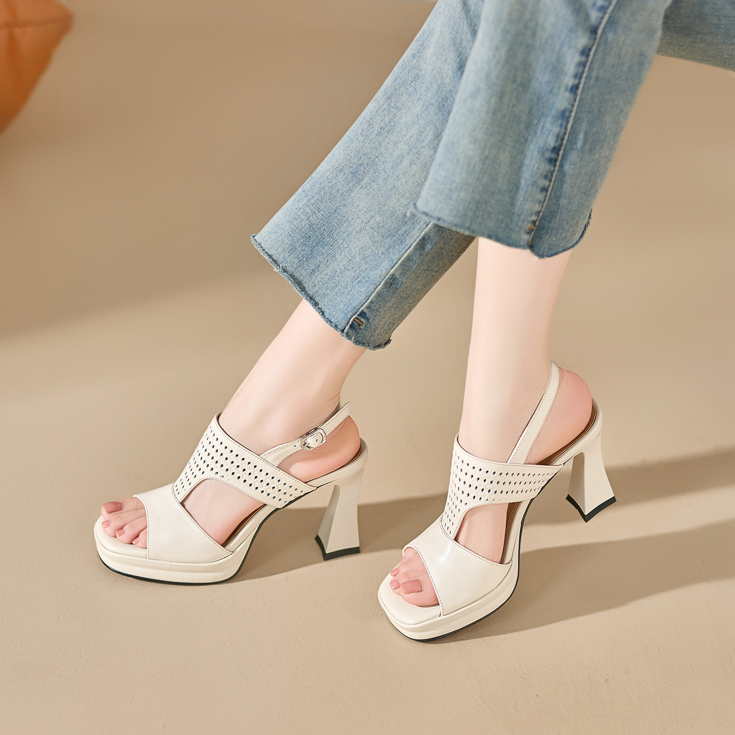 Sandal cao gót nữ hở mũi quai ngang khóa gót 9 cm — màu trắng ngà