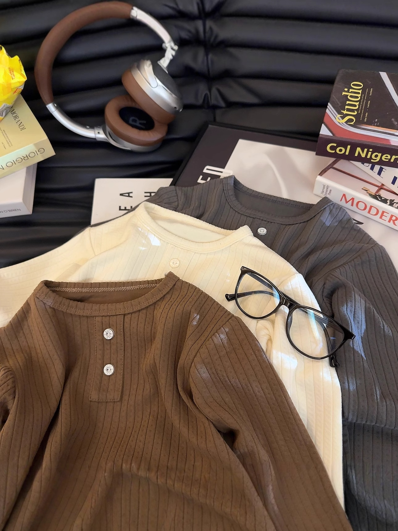 Nueva camiseta de tela de algodón para niños de color sólido, camiseta de cuello bajo para bebés con rayas de otoño para niñas