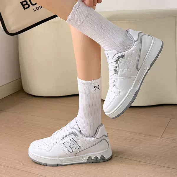 Wow, New Balance Genuine Sports Shoes for Men, Autumn and Winter Breathable Casual Lightweight N-Logo Sneakers for Couples, Women's White Sneakers