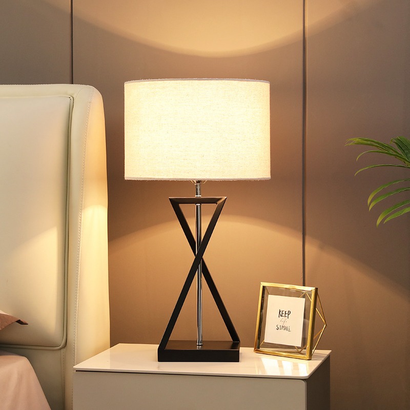 Xiangyu LED nórdico simple protección ocular decorativa dormitorio sala de estar comedor apartamento lámpara de mesa chica Internet celebridad enchufe lámpara eléctrica
