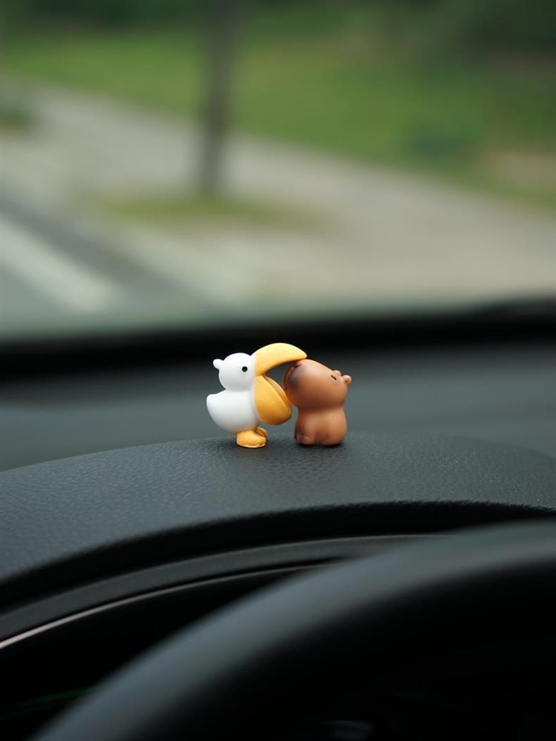 Während der Arbeitszeit ist es verboten, Kollegen zu essen. Dekorative Kleine Auto-Ornamente, Mini Niedliche Weibliche Pelikan- und Capybara-Figuren – Detail 1
