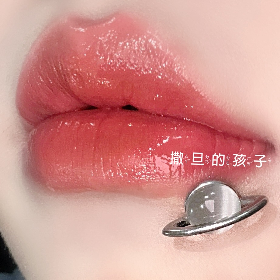 Silver pointed spike labret stud material detail
