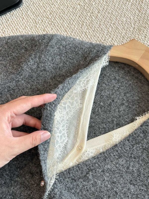 25秋季新款女士极简风V领蕾丝花边羊毛假两件开衫针织衫0901t4|undefined
