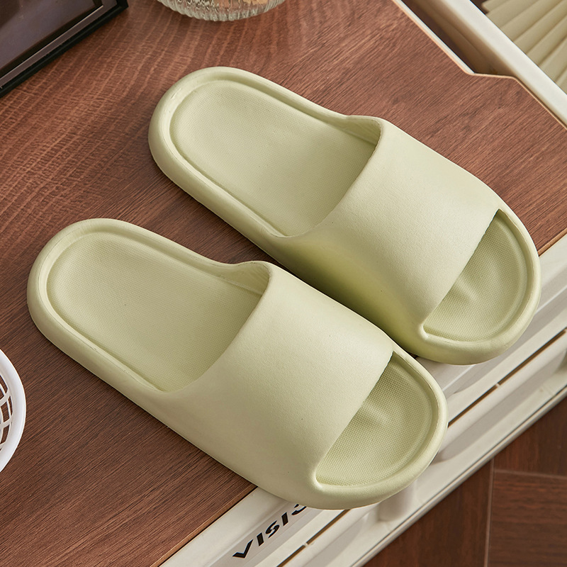 Nuevas zapatillas EVA gruesas parejas de mujeres pisar mierda sensación de zapatillas de fondo grueso para el baño anti-deslizante para el baño zapatillas frías