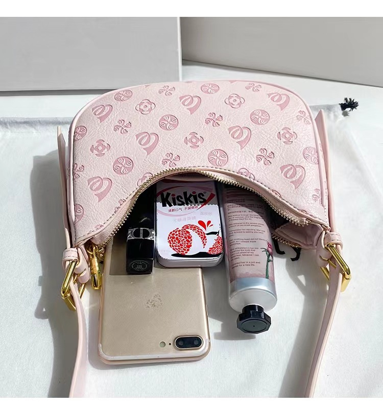 Comercio exterior al por mayor nicho Rosa axila bolsa de verano de las mujeres 2022 nueva moda Tongqin francés palo bolsa de hombro media luna