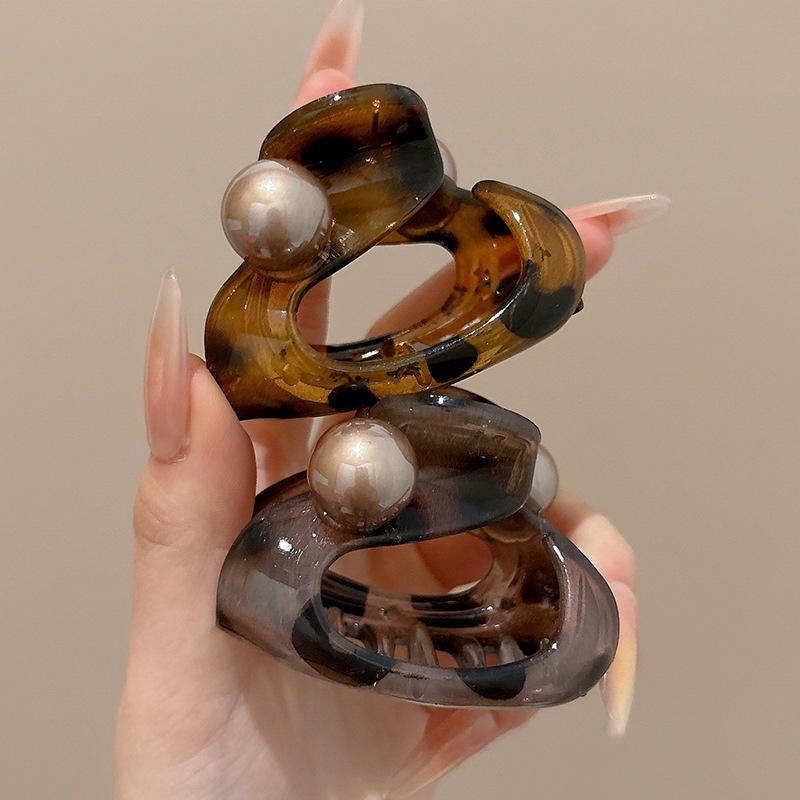 Retro temperamento medio atado clip de cabello para mujeres 2025 nuevo nicho de diseño clip de tiburón clip de cabello de cabeza detrás del toque de cabeza clip de cabello