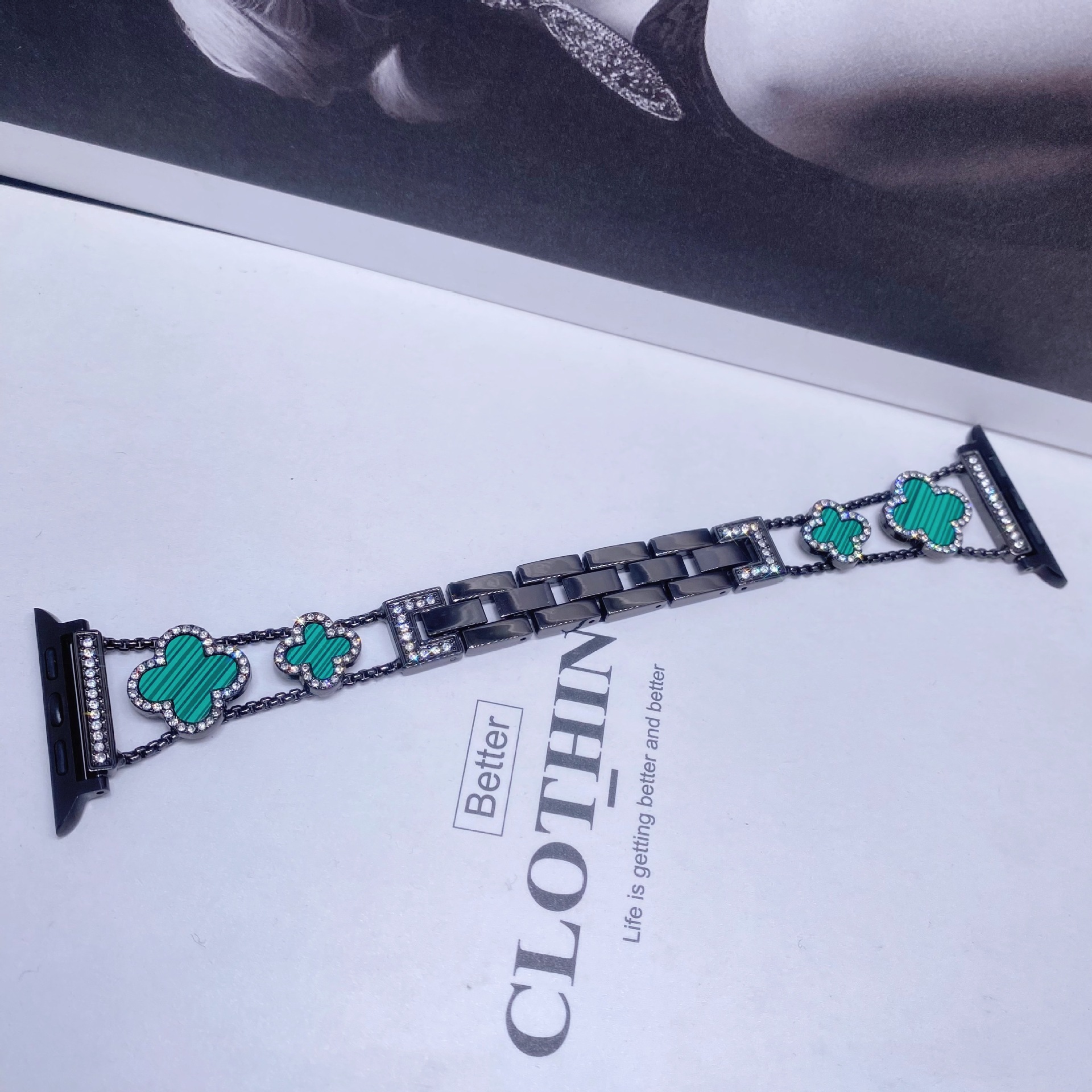 Apto para Apple Watch Apple Watch Correa de metal de trébol de cuatro hojas de diamantes de moda de SE1-10 generación