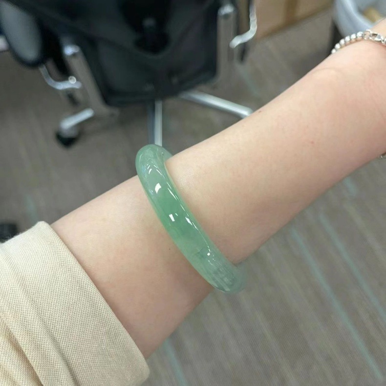 Vòng tay ngọc bích tự nhiên loại A – màu xanh băng – kiểu Quý Phi – đường kính trong 52–64 mm chi tiết 2