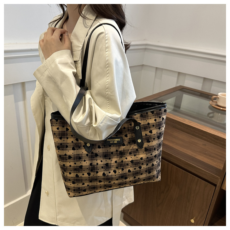 Fashionable large-capacity tote bag for women, new autumn 2024 collection, casual retro single-shoulder bag, commuter handbag, cross-border bag undefined