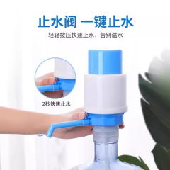 バケツに水を入れる水抜きのミネラルウォーターは手動で水抜き器を押します。