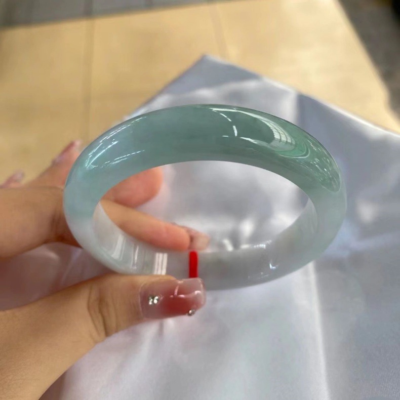 Vòng tay ngọc bích tự nhiên nữ hoàng gia màu xanh nhạt, đường kính trong 52–64 mm chi tiết 5