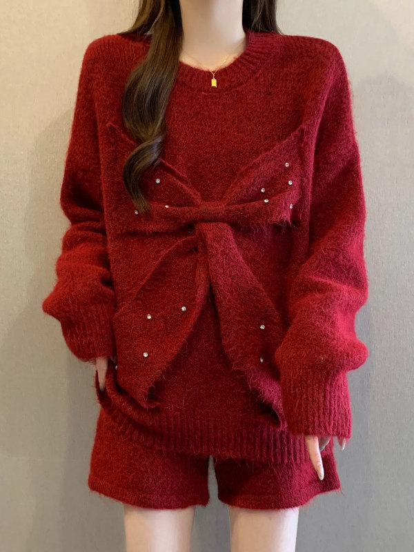 Winter atmospheric fashionable sweater with bow