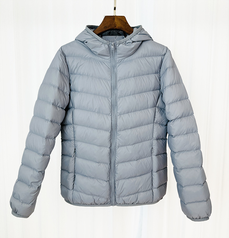 Chaqueta de plumón ligera para mujeres otoño y invierno 2025 nueva chaqueta de plumón de costillas con capuchón corto conveniente para almacenar chaqueta pequeña