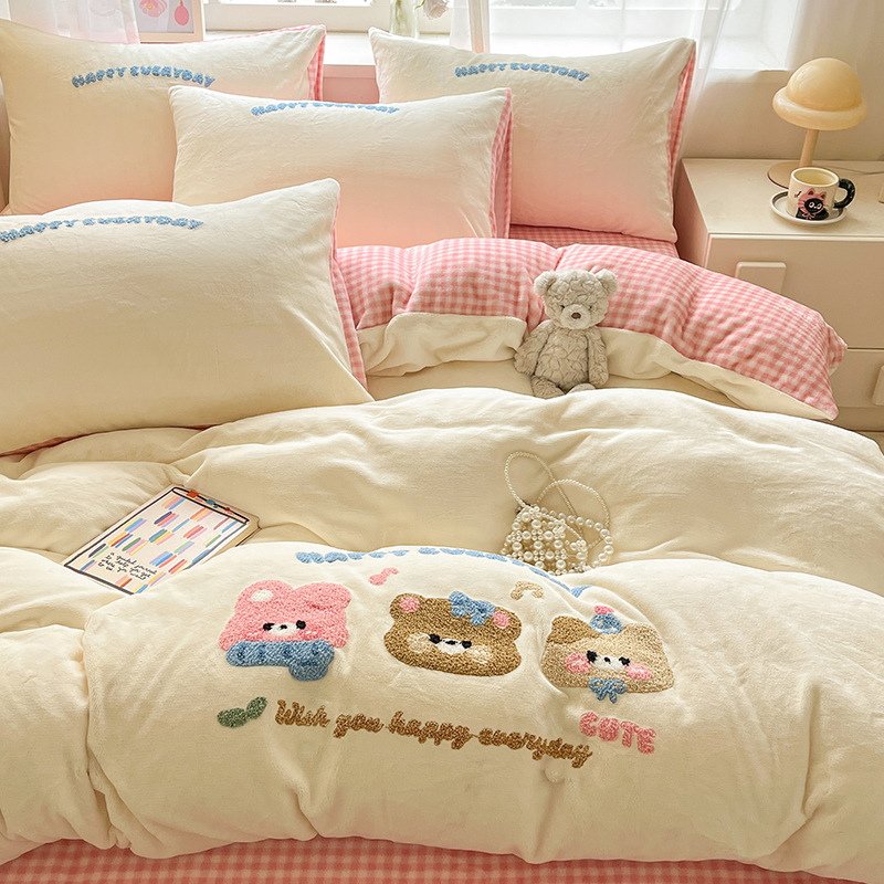 Cama de toalla lindo bordada de seda de leche con cuatro piezas, ropa de cama de seda de invierno, sábanas de coral con tres piezas