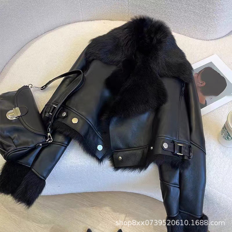 黒い毛皮の一体コートの女性のショートタイプの2024冬服の新型の厚い 
