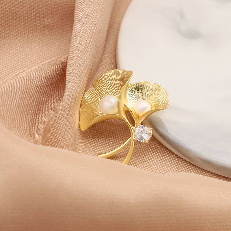 Broche de perlas de agua dulce natural hoja de ginkgo oro textura mate esmerilado simple traje elegante accesorios ramillete femenino image 3