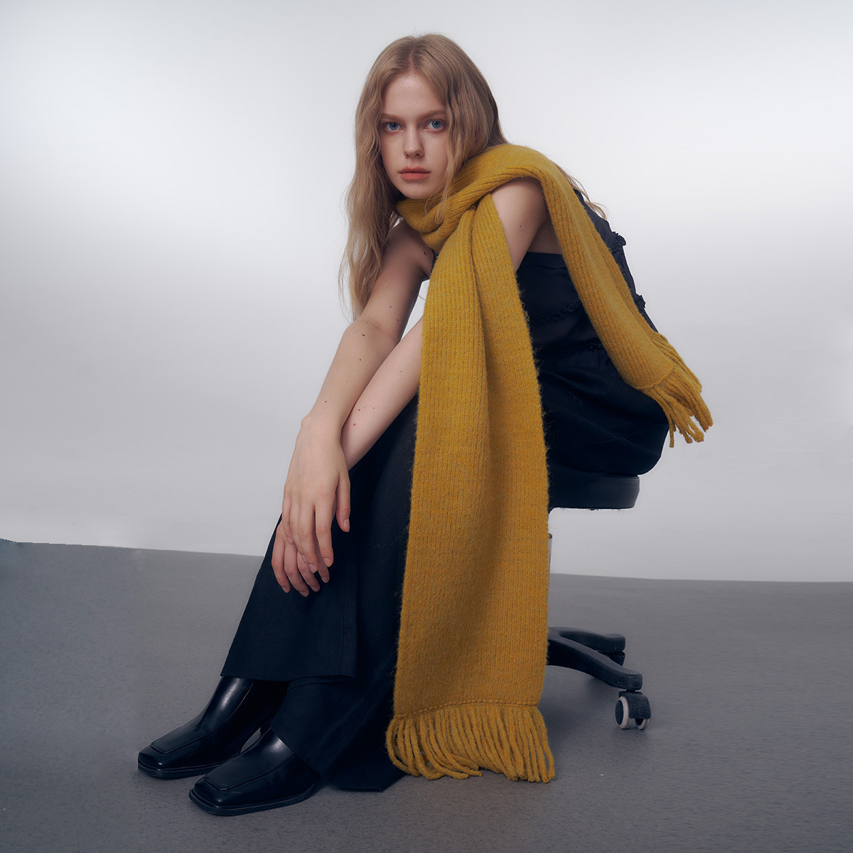 South Korea designer hand-woven tassel 12-color solid color knitted scarf women's winter atmosphere soft glutinous scarf