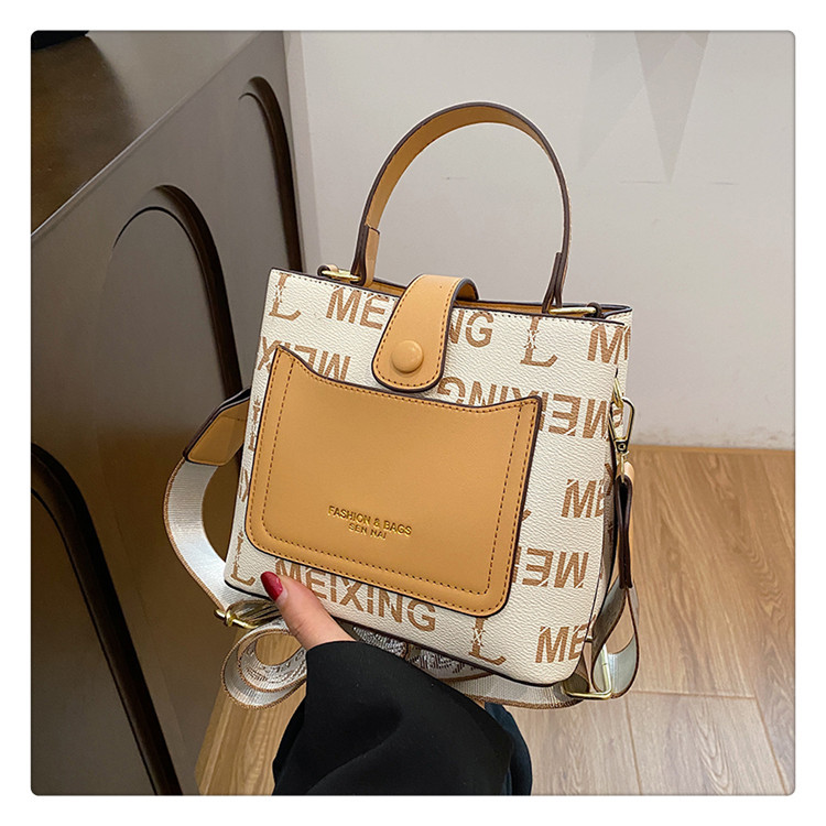 2023 Autumn New Live Broadcast Good Large Capacity Women's Single Shoulder Crossbody Bag Letter Retro Wide Shoulder Strap Bag for Women_voghion.com