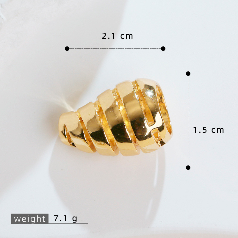 Europa y los Estados Unidos espiral gota de cobre micro incrustación 18K oro chapado retro simple moda transfronteriza colgante de collar de venta caliente de mujer