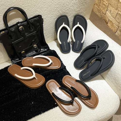 Internet celebrity wears flat-soled ladies flip flops on the beach in summer 2024 fashionable non-slip sandals