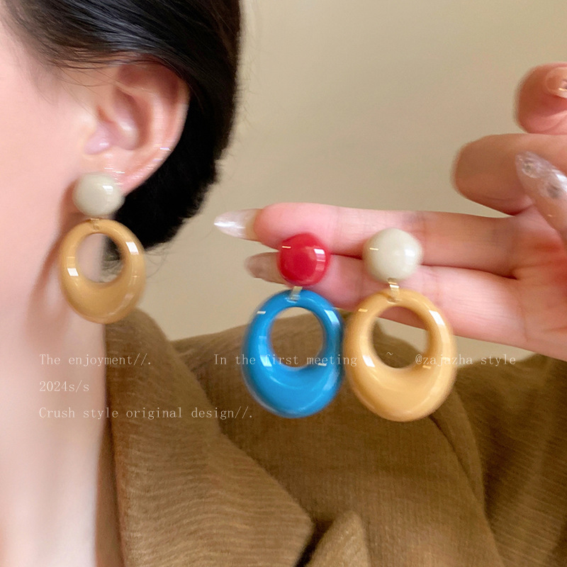 Caramel Color Retro Hong Kong Style Hoop Earrings, Feminine and High-End Early Autumn Earrings, Niche Exaggerated Face-Showing Small Earrings
