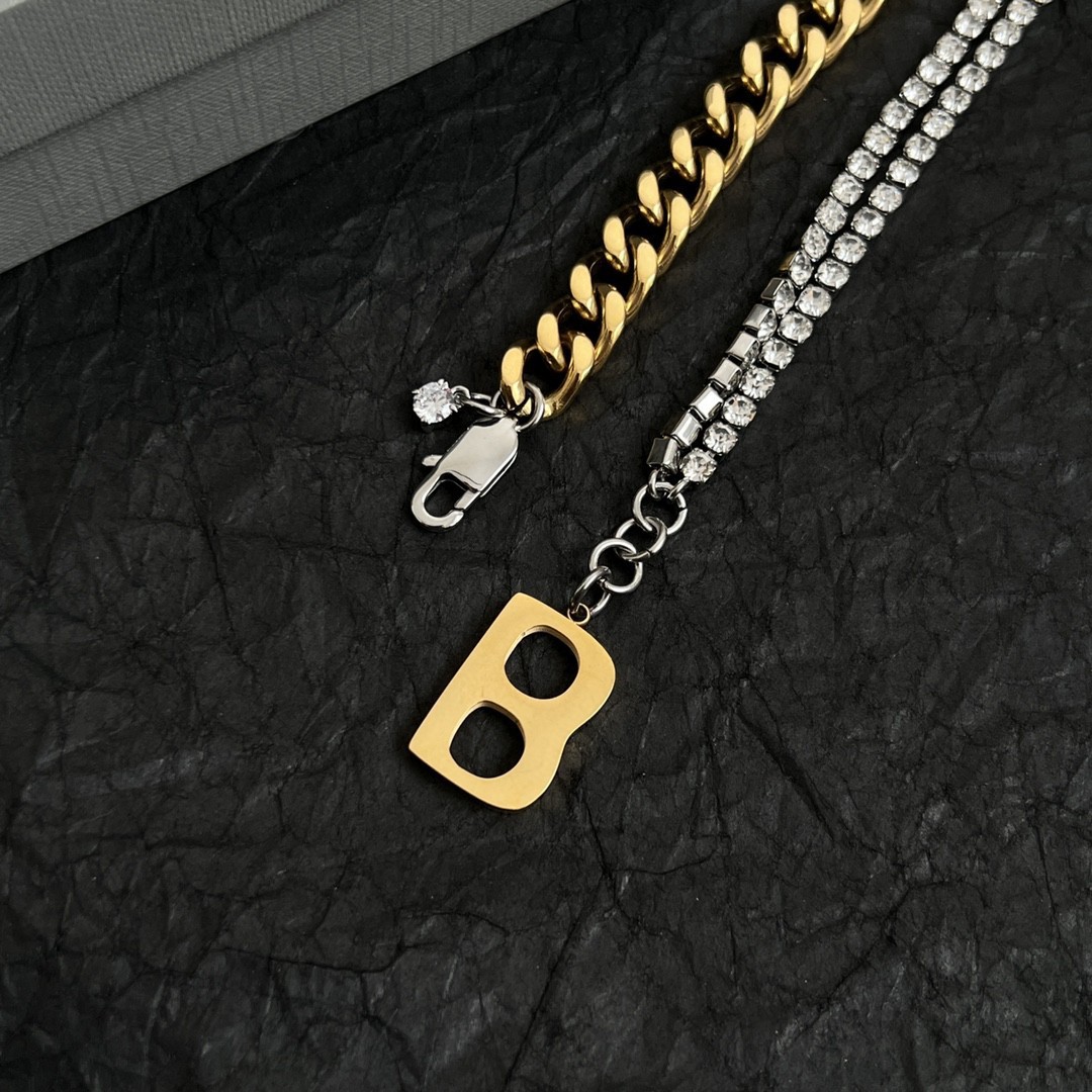 Collana con lettera b personalizzata e strass brillanti donna_voghion.com