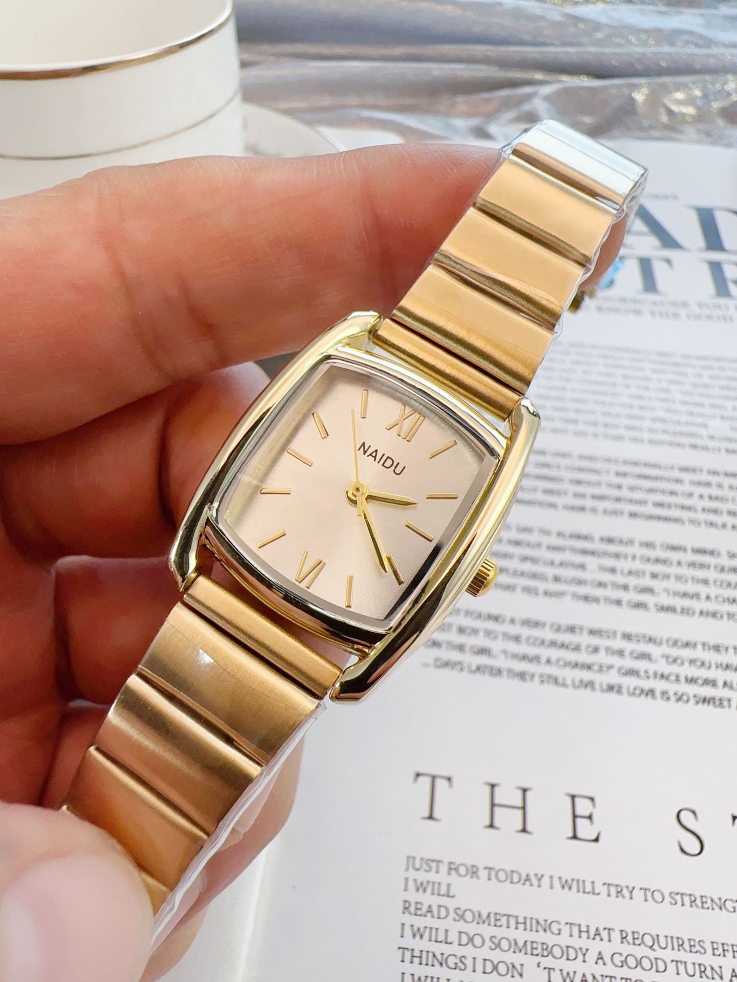 80g Weight Ordinary Glass Mirror Material Alloy Strap Material Watch Classification Pointer Display Type Casual Geometric Single Folding Buckle Quartz Women's Watches