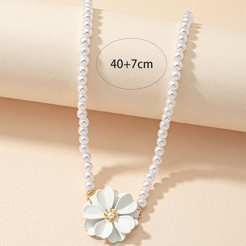 Elegant Geometric Imitation Pearl Alloy Inlay Resin Necklace