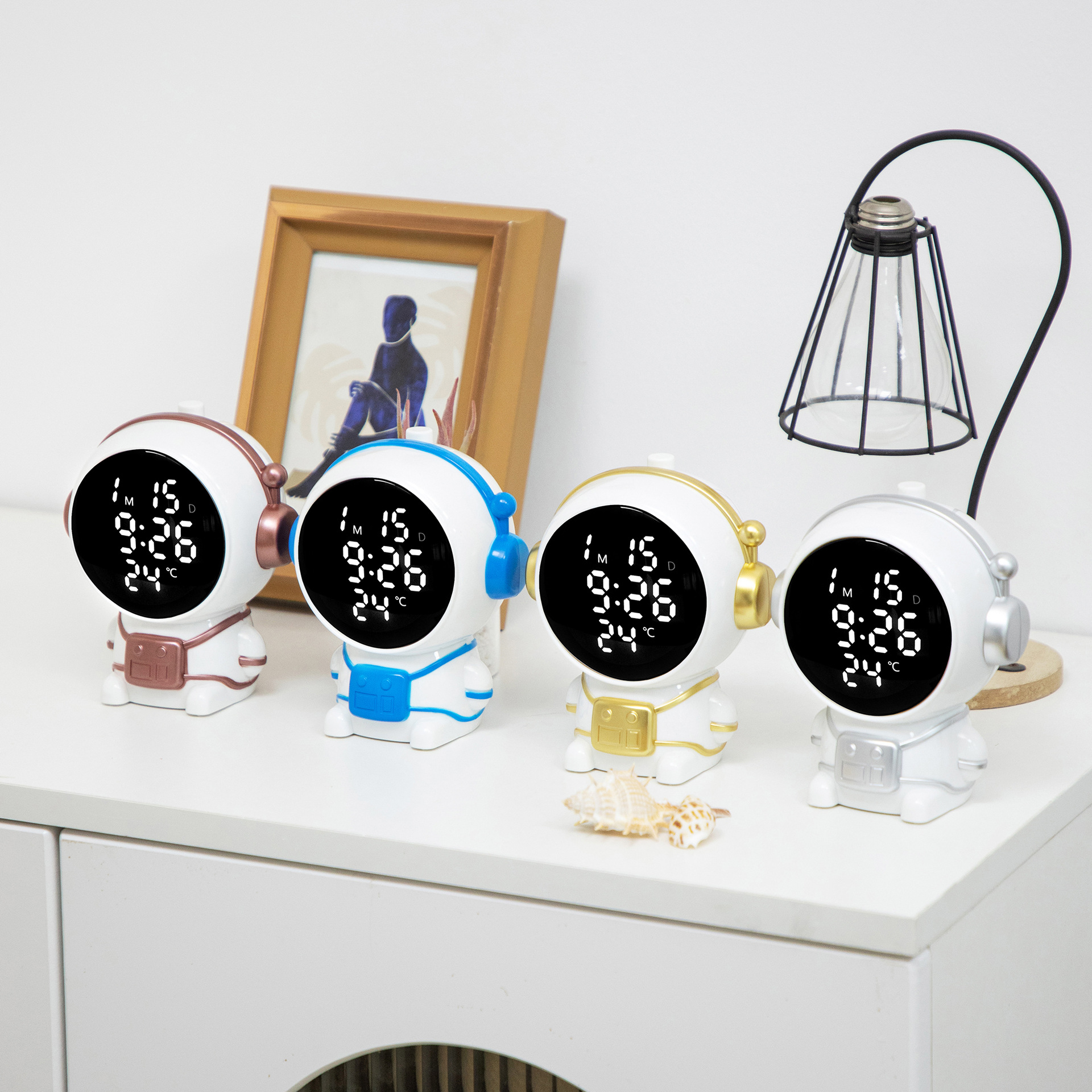 Venta directa de fábrica Spaceman plástico electrónico despertador multifunción se puede utilizar como espejo reloj electrónico simple estilo coreano