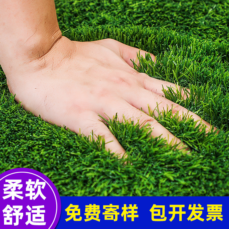 芝生のじゅうたんの人造偽の芝生の野外サッカー場の幼稚園の敷物の人工プラスチックの草の緑の囲いをシミュレーションします。|undefined