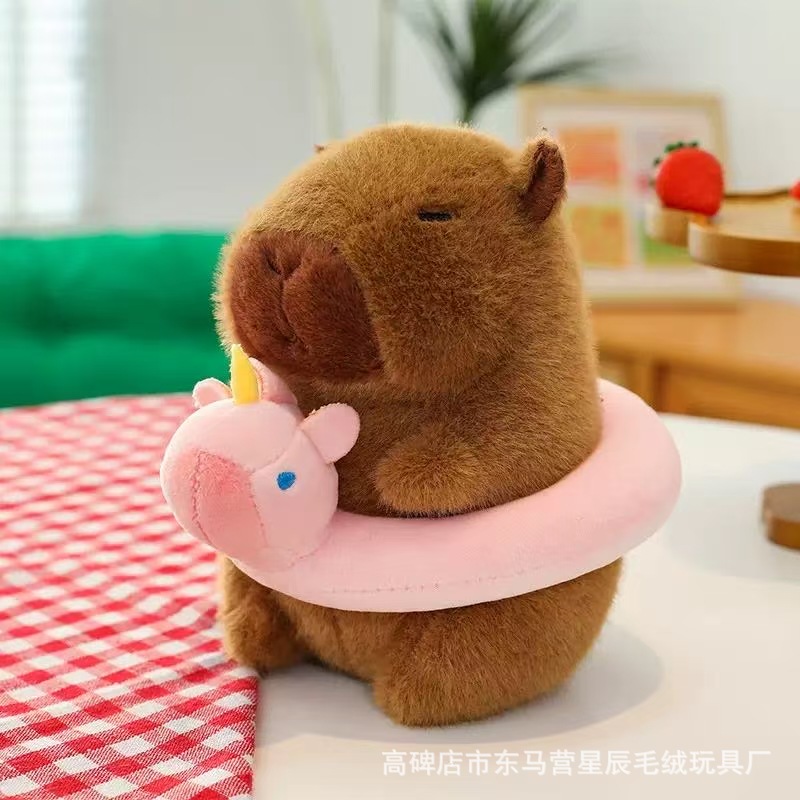 핑크색 수영 링 카피바라