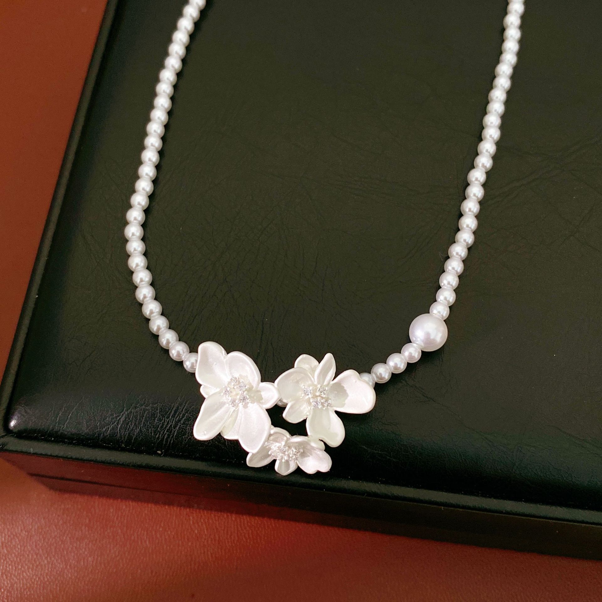 Collar de perlas de flores de zircón de lujo ligero nicho clavícula simple temperamento elegante conjunto de joyería de alta calidad