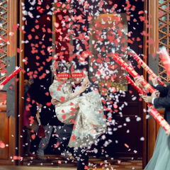 ウェディング用品大全結婚式の礼砲のスプレーの筒の色は礼儀の筒の祝い事の筒を持って結婚して花びらの花火を持ちます。