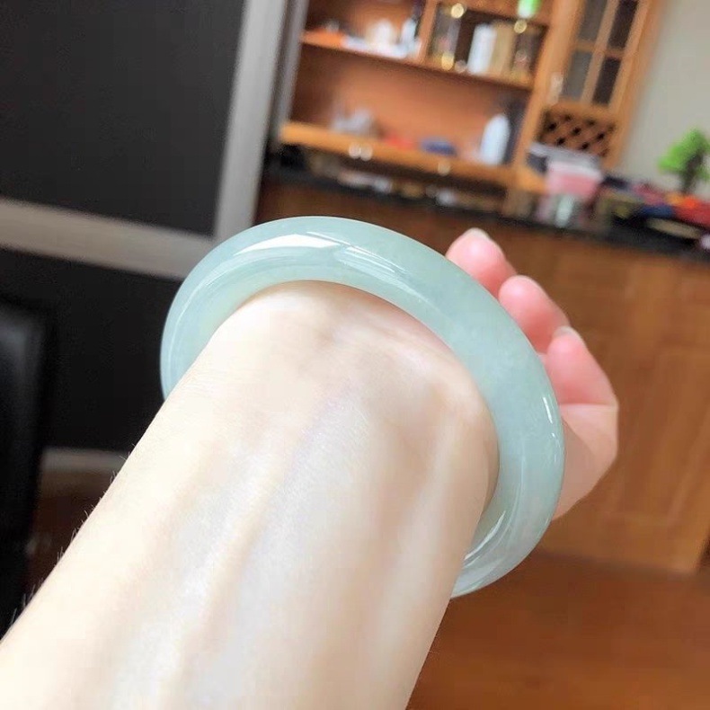 Vòng tay ngọc bích tự nhiên dạng tròn mảnh màu xanh nhạt có giấy chứng nhận chi tiết 8