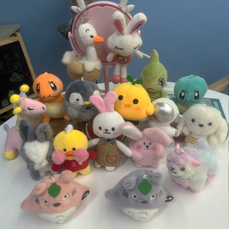 Venta al por mayor de 4 pulgadas colgante de felpa 10cm pequeña muñeca boutique colgante ropa de 3 pulgadas colgando regalo actividad de la empresa