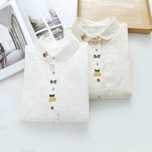 韩系文艺小清新绣花长袖衬衫女甜美减龄漂亮别致娃娃领内搭上衣秋